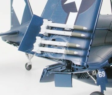 Model plastikowy Vought F4U-1D Corsair w/