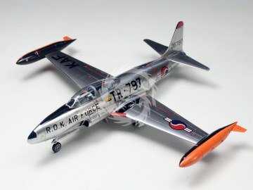 Samolot szkoleniowy USAF Subsonic Jet - T-33A Shooting Star Premium Edition - Wolfpack WP17216 skala 1/72