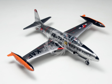 Samolot szkoleniowy USAF Subsonic Jet - T-33A Shooting Star Premium Edition - Wolfpack WP17216 skala 1/72