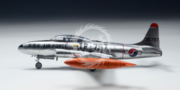 Samolot szkoleniowy USAF Subsonic Jet - T-33A Shooting Star Premium Edition - Wolfpack WP17216 skala 1/72